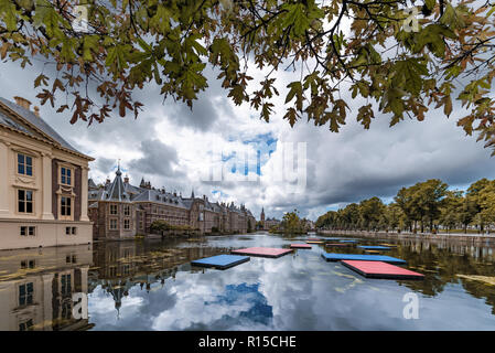 Binnenhof building et la ville de La Haye compte sur l'étang avec une piscine sur swan, Pays-Bas Banque D'Images