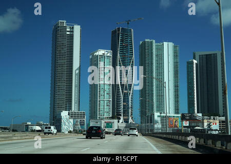MIAMI, USA - 5 novembre 2018 - Miami Floride routes congestionnées avec beaucoup de voitures en commun tous les jours Banque D'Images