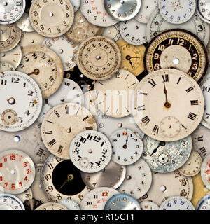 Antique watch faces steam punk repeating tileable wallpaper background. Image repeats up, down, left and right Banque D'Images