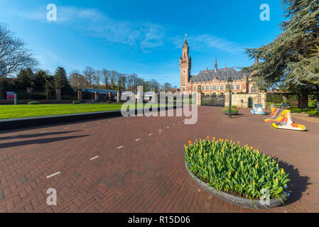 La Haye, 31 août 2018 - Lever du Soleil au Palais de la paix, siège de la Cour internationale de Justice, vue de l'entrée pacifique avec les tulipes f Banque D'Images