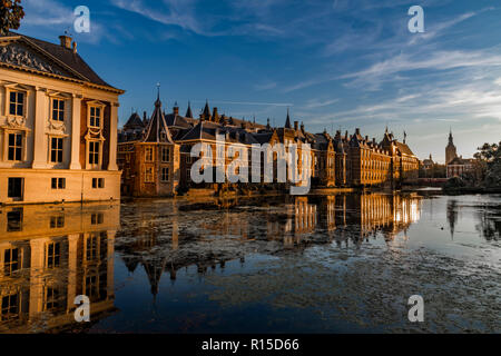 De la Relection Buitenhof, Binnenhof, édifices du parlement néerlandais dans le cadre de campus un ciel bleu clair à La Haye, Pays-Bas Banque D'Images