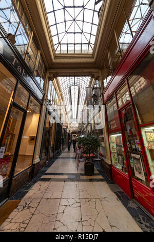 PARIS, 27 Octobre 2018 - à l'intérieur de 'Passage des panamas' vieux toit passage couvert à Paris où de vieux livres boutique, restaurants et boutique de souvenirs sont Banque D'Images