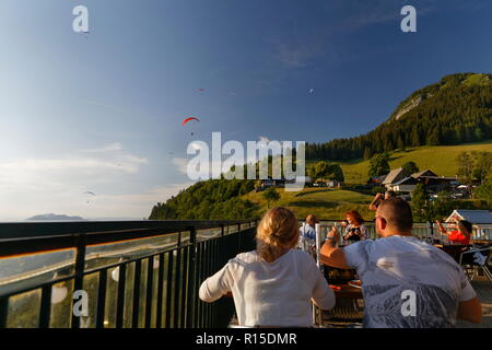 Avis de vol parapente en fin d'après-midi, soleil de l'un des restaurants, le Col de la Forclaz au dessus du lac d'Annecy France Banque D'Images