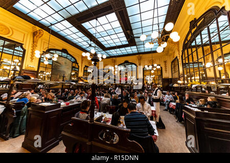 PARIS, 27 octobre 2018 - Bouillon Chartier, ou simplement Chartier, est un 'bouillon' restaurant à Paris fondé en 1896,[1] situé dans le 9ème arrondissement un Banque D'Images