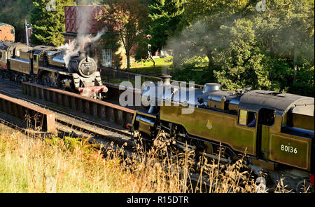 Des trains à vapeur réunion à Goathland's bridge 27 sur le North Yorkshire Moors Railway. Banque D'Images