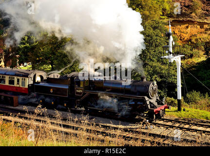 Départ en train à vapeur sur le Goathland North York Moors Railway. Banque D'Images