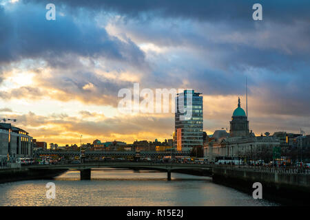 Custom House Dublin - Dublin, Irlande au coucher du soleil Banque D'Images