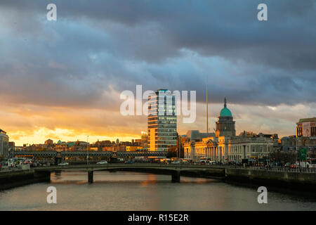 Custom House Dublin - Dublin, Irlande au coucher du soleil Banque D'Images