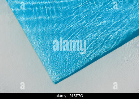 Bord d'une piscine. Vue de dessus Banque D'Images