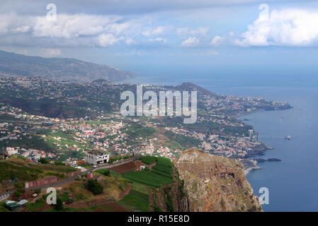 Vue depuis Cabo Girao vers Funchal sur l'île portugaise de Madère Banque D'Images