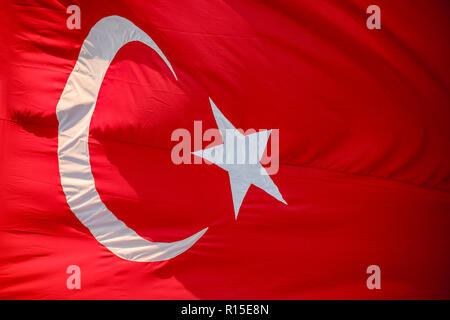 Drapeau turc rouge voletant dans le vent Banque D'Images