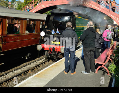 Les passagers qui attendent à la gare de Goathland regardent l'arrivée de leur train, transporté en visitant la classe n° 34081 '92 Squadron' de la bataille d'Angleterre, 29,9.2018. Banque D'Images