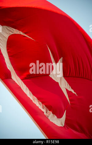 Drapeau turc rouge voletant dans le vent Banque D'Images