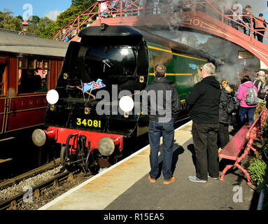 Les passagers qui attendent à la gare de Goathland regardent l'arrivée de leur train, transporté en visitant la classe n° 34081 '92 Squadron' de la bataille d'Angleterre, 29,9.2018. Banque D'Images