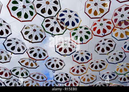 Parasols colorés qui pèsent sur la rue à Camara de Lobos sur l'île portugaise de Madère Banque D'Images