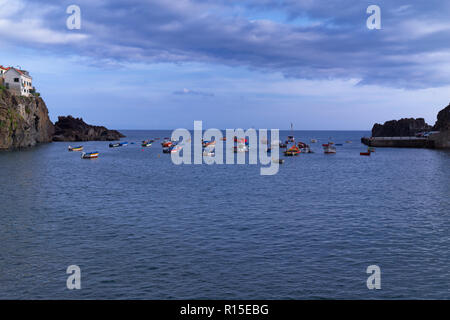 Bateaux colorés dans le port de Camara de Lobos sur l'île portugaise de Madère Banque D'Images