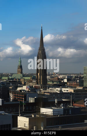 L'église néo-gothique de Saint Nicolas à Hambourg, Allemagne. Cette église fut détruite à tout attentat à la seconde guerre mondiale. Maintenant, c'est un mémorial memo Banque D'Images