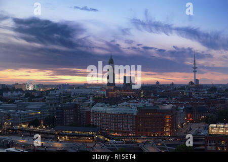 Les repères de Hambourg au coucher du soleil - grande roue de Hambourg, le Dom de l'église Saint-Michel et tour de télévision Banque D'Images