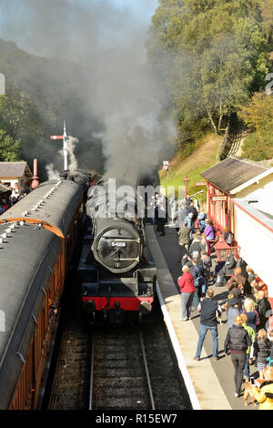 Train à vapeur arrivant à la gare de Goathland pendant un week-end de gala chargé sur le chemin de fer North Yorkshire Moors, 29th septembre 2018. Banque D'Images