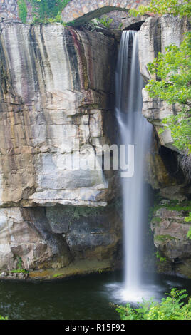 La cascade en haut du belvédère de la montagne est une belle attraction incontournable pour les visiteurs à proximité de Chattanooga, Tennessee. Banque D'Images