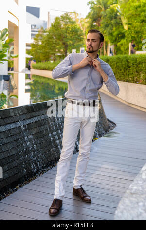 Portrait de jeune homme élégant barbu en plein air Banque D'Images