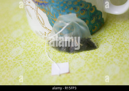 Sachets de tisane sur fond vert clair motif vintage Banque D'Images