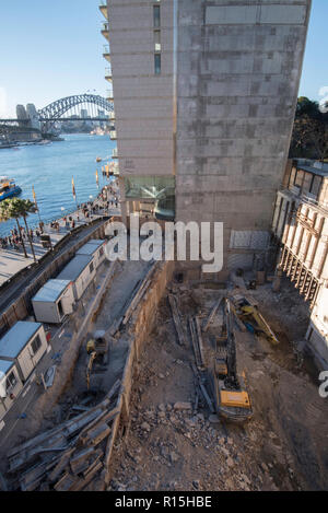 Ce trou béant dans la région de East Circular Quay sera bientôt le nouveau monument Quai Circulaire développement tour de verre conçu par les architectes Tzannes à Sydney Banque D'Images