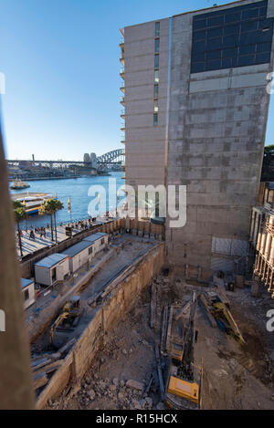 Ce trou béant dans la région de East Circular Quay sera bientôt le nouveau monument Quai Circulaire développement tour de verre conçu par les architectes Tzannes à Sydney Banque D'Images