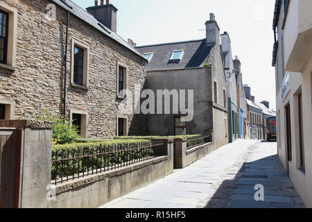 Une vieille maison en grès Stromness, Orkney avec pierres de pavage d'une carrière locale et de galets pierres dans le centre de la rue. Banque D'Images