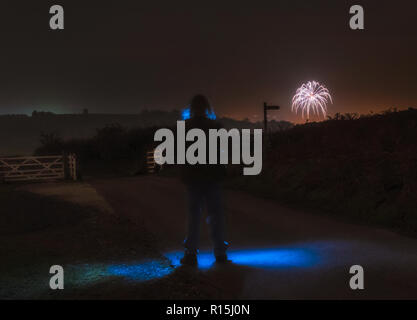 5 novembre 2018 Comité permanent sur Birkrigg Common regardant le feu d'artifice en Bardsea sur nuit. Fujifilm X-T3, 18-55 mm Fujinon F2.8 - 4.0 @ 18mm, Banque D'Images