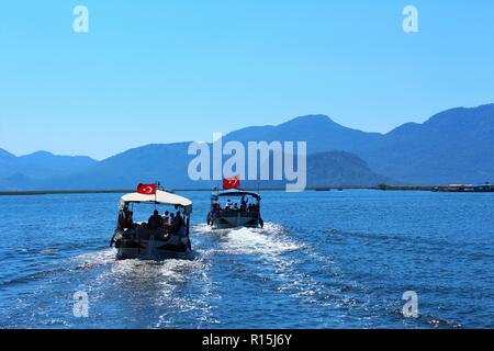 Dalyan, Turquie - 8 juillet 2018 : les touristes se détendre et prendre des photos à bord du bateau à passagers qui offrent des promenades en bateau panoramique à travers les lacs locaux. Banque D'Images