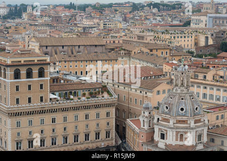 Vue sur les toits de Rome skyline avec dômes du 16ème siècle, l'église Santa Maria di Loreto, en face de la colonne de Trajan, près du Monument de l'Vitt Banque D'Images