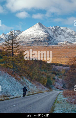 Sur la côte nord 500 cyclistes à Dundonnell avec un Teallach derrière Banque D'Images