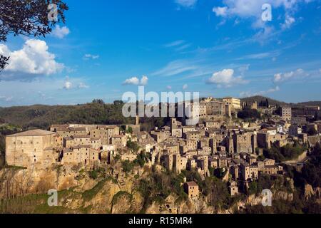 Voir à la vieille ville de tuf célèbre Sorano, province de Sienne. La toscane, italie Banque D'Images