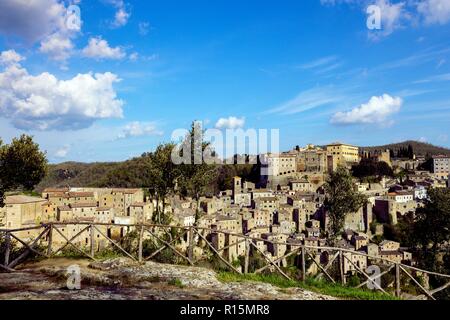 Voir à la vieille ville de tuf célèbre Sorano, province de Sienne. La toscane, italie Banque D'Images