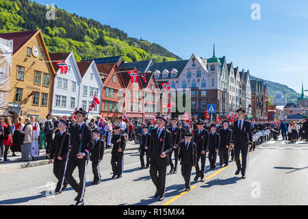 BERGEN / Norvège - 17 mai 2018 : Journée nationale de Norvège. Les Norvégiens à célébration traditionnelle et parade. Banque D'Images