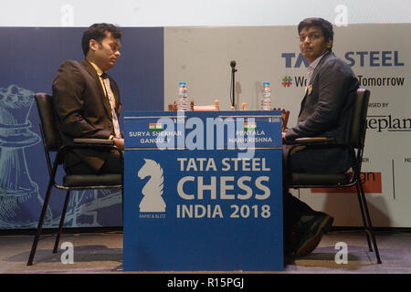 Kolkata, Inde. 09Th Nov, 2018. Pentala Harikrishna échecs indiens (à droite) en concurrence avec Surya Sekhar Ganguly (à gauche) au cours de la première phase de qualification à Tata Steel Chess l'Inde en 2018. Credit : Saikat Paul/Pacific Press/Alamy Live News Banque D'Images