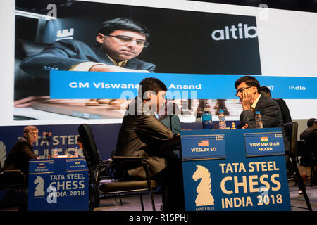 Kolkata, Inde. 09Th Nov, 2018. Grand Maître d'échecs indien Viswanathan Anand (droite) en concurrence avec les USA Pour Wesley Grand Maître (à gauche) au cours de la première phase de qualification à Tata Steel Chess l'Inde en 2018. Credit : Saikat Paul/Pacific Press/Alamy Live News Banque D'Images