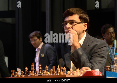 Kolkata, Inde. 09Th Nov, 2018. Grand Maître d'échecs indien et un ancien champion du monde d'Échecs Viswanathan Anand lors de son premier tour à Tata Steel Chess l'Inde en 2018. Credit : Saikat Paul/Pacific Press/Alamy Live News Banque D'Images