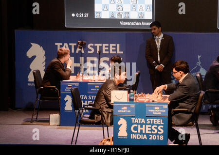 Kolkata, Inde. 09Th Nov, 2018. Grand Maître d'échecs indien Viswanathan Anand (droite) en concurrence avec les USA Pour Wesley Grand Maître (à gauche) au cours de la première phase de qualification à Tata Steel Chess l'Inde en 2018. Credit : Saikat Paul/Pacific Press/Alamy Live News Banque D'Images