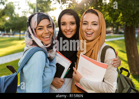 Image d'une jeune femme arabe les étudiants titulaires d'livres à l'extérieur du parc. Banque D'Images