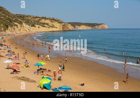 VILA DO BISPO, PORTUGAL - 21 août 2018 : les gens à la célèbre plage de Salema à Vila do Bispo. Cette plage fait partie d'un célèbre région touristique d'Alg Banque D'Images