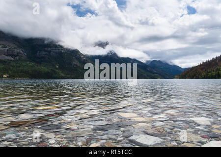 Lac paisible dans la nature canadienne Banque D'Images