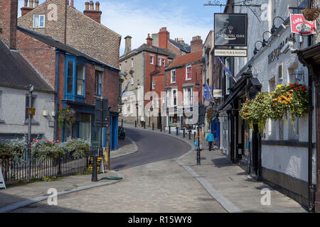 Kirkgate, Ripon, la rue historique sinueuse reliant le centre commercial et la cathédrale de Ripon Banque D'Images