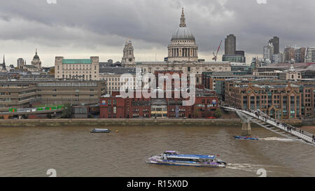 Londres, Royaume-Uni - 24 novembre 2013 : Thames Clipper rapide Catamaran a voile à la Tamise à Londres, au Royaume-Uni. Banque D'Images