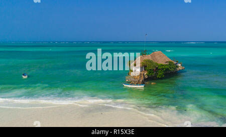 Vue aérienne. Restaurant sur la roche. Zanzibar, Tanzanie. Banque D'Images