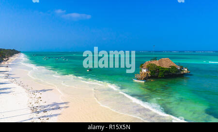 Vue aérienne. Restaurant sur la roche. Zanzibar, Tanzanie. Banque D'Images