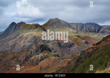 À la recherche d'Lingmoor tomba vers le Langdale Pikes, Cumbria Lake district Banque D'Images