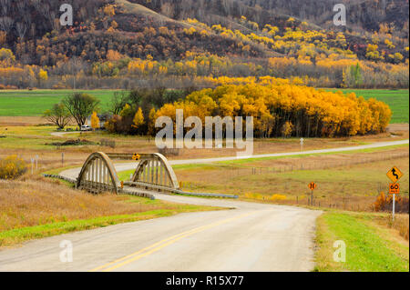L'autoroute 201 et du pont à travers les terres agricoles dans la vallée de la Qu'Appelle, Qu'Appelle, Saskatchewan, Canada Banque D'Images