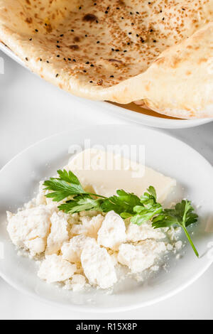 Bain turc authentique fromage de chèvre et le beurre on white plate Banque D'Images